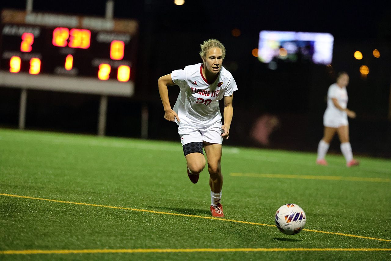 Illinois Tech women's soccer player Kayla Thomas kicks the ball at Stuart Field