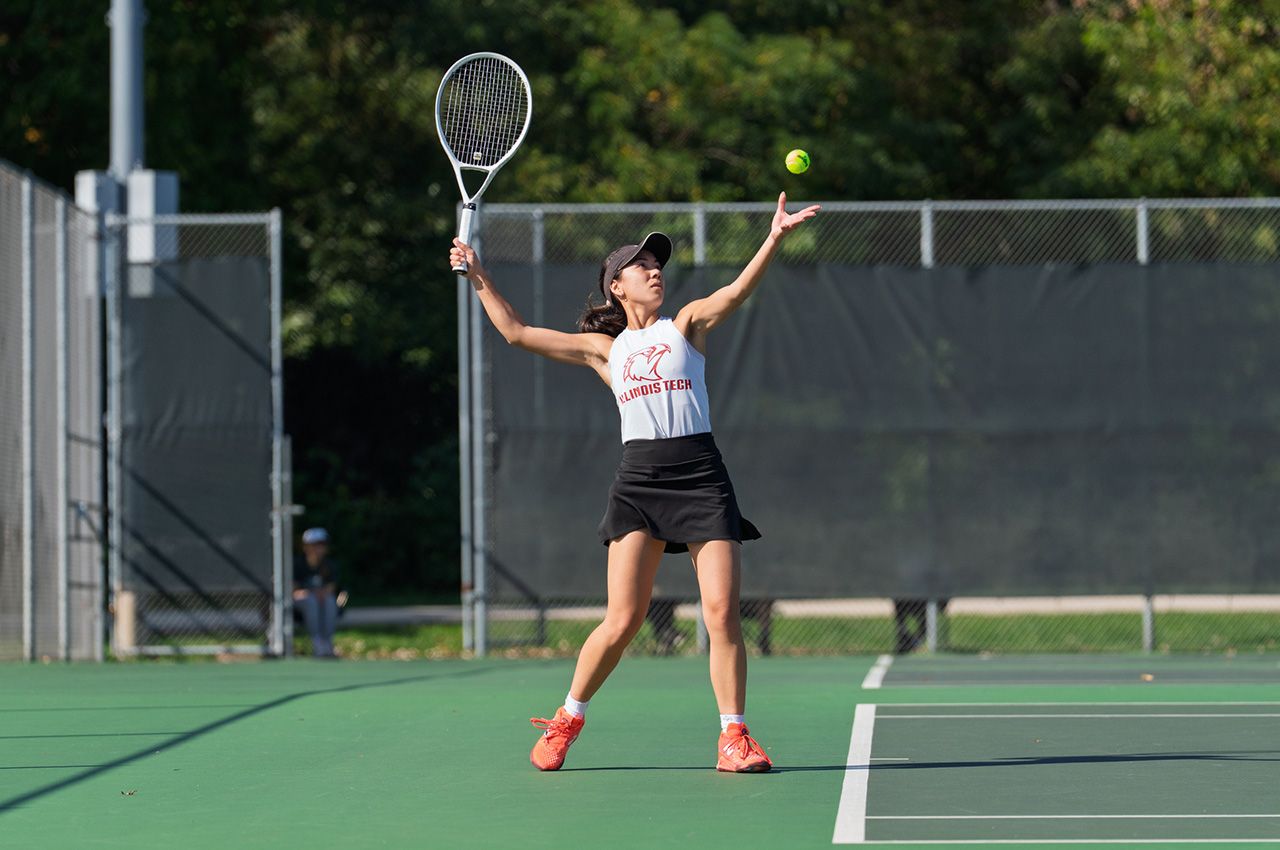 Illinois Tech women’s tennis player Angelica Conwell (B.ARCH. 5th Year) serves the ball