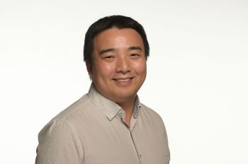 A photo of Yuan Hong in front of a white background