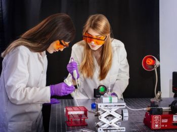 Illinois Tech Biomedical engineers working at lab