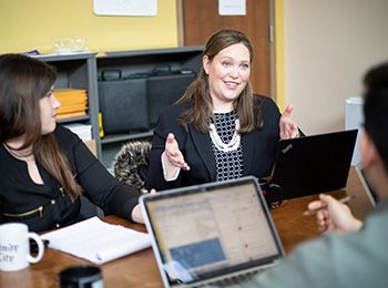 Illinois Tech Professor of Psychology Nicole Ditchman meets with students