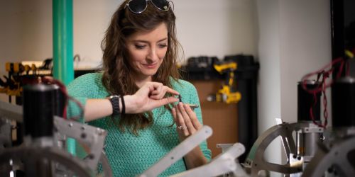 Illinois Tech alumni Andy de Fonseca works in the lab