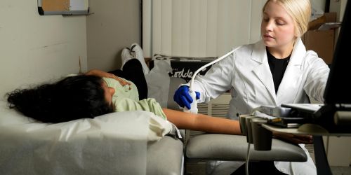 Illinois Tech students conduct an ultrasound in the Center for Nutrition Research