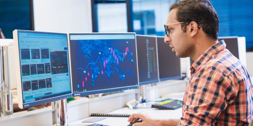 An Illinois Tech student works in the Bloomberg Finance Lab