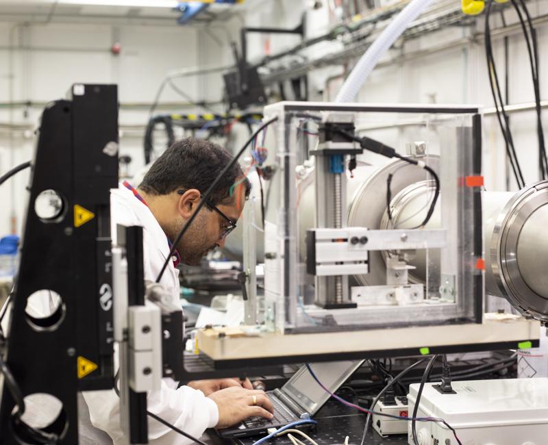 A researcher utilizes Argonne National Laboratory equipment to study brain tissue