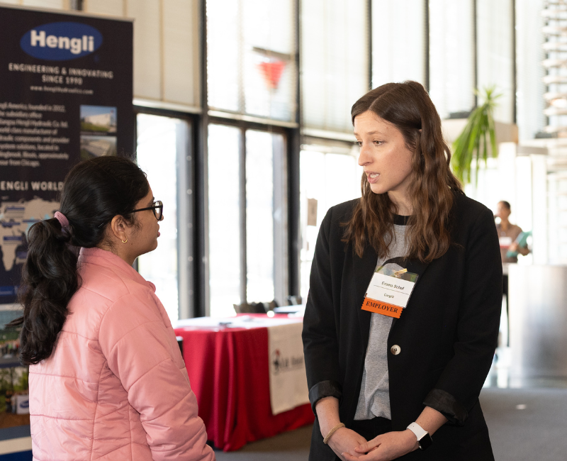 Female recruiter speaking to Illinois Tech student at career fair